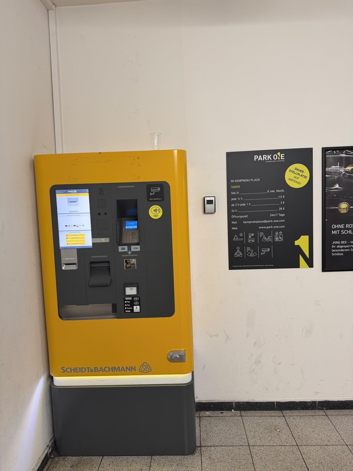 Kassenautomat im Parkhaus Park One im Kempinski Plaza