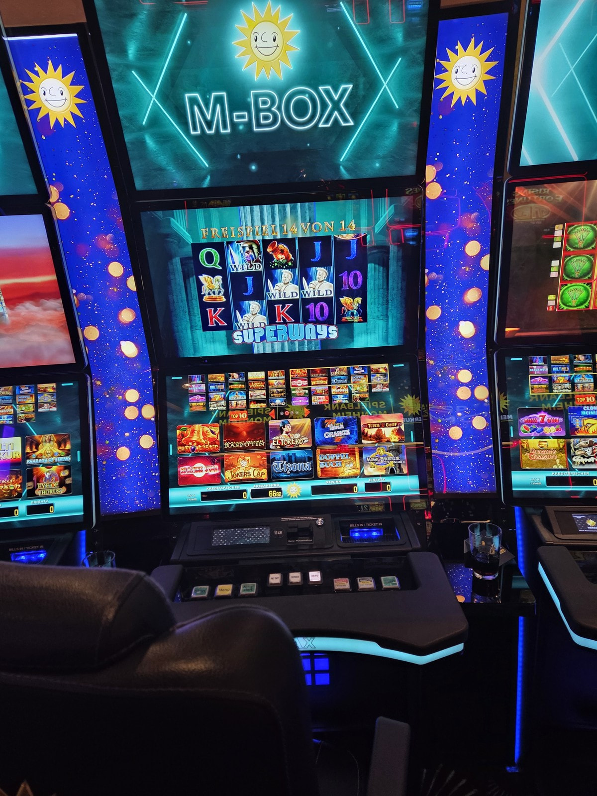 Merkur M-Box mit Spielauswahl im Automatenbereich der Spielbank Monheim