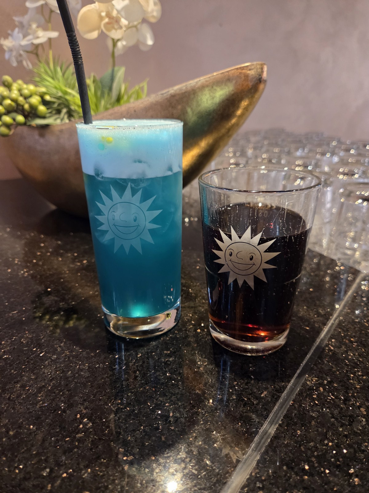 Cocktail und Cola in Gläsern mit Merkur-Sonne an der Bar der Spielbank Monheim