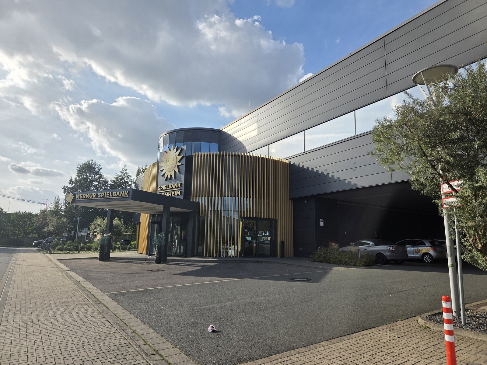 Eingangsbereich der Merkur Spielbank Monheim mit Vordach