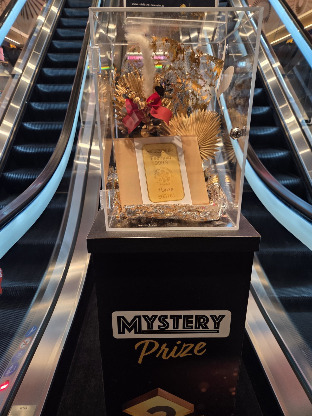 Vitrine mit Goldbarren für den Mystery Prize zwischen den Rolltreppen der Spielbank Monheim