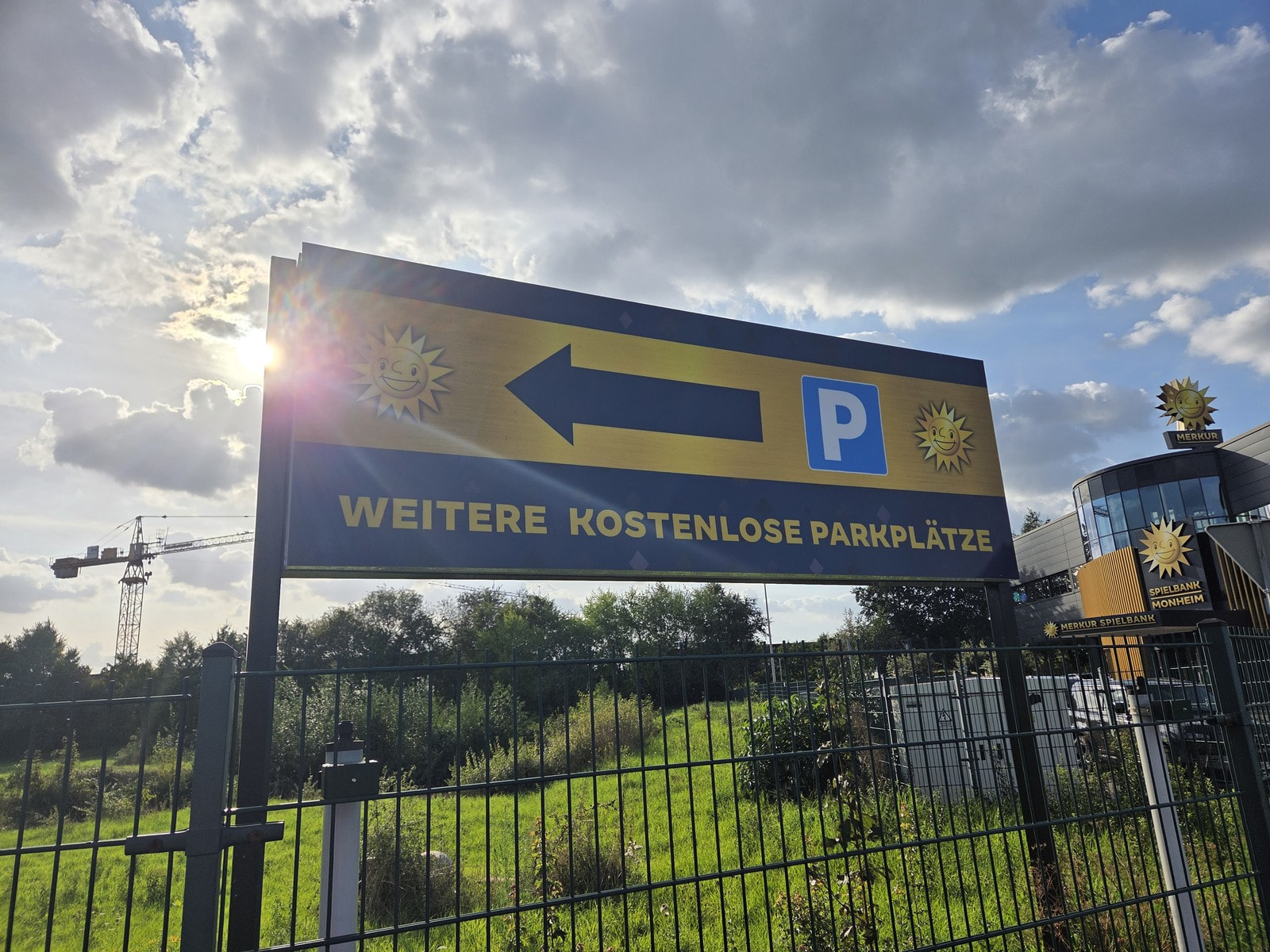 Hinweisschild auf weitere kostenlose Parkplätze an der Spielbank Monheim