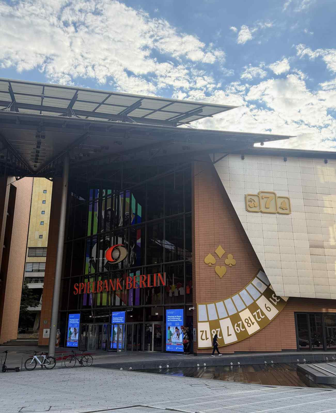 Fassade des Casino am Potsdamer Platz bei Tag