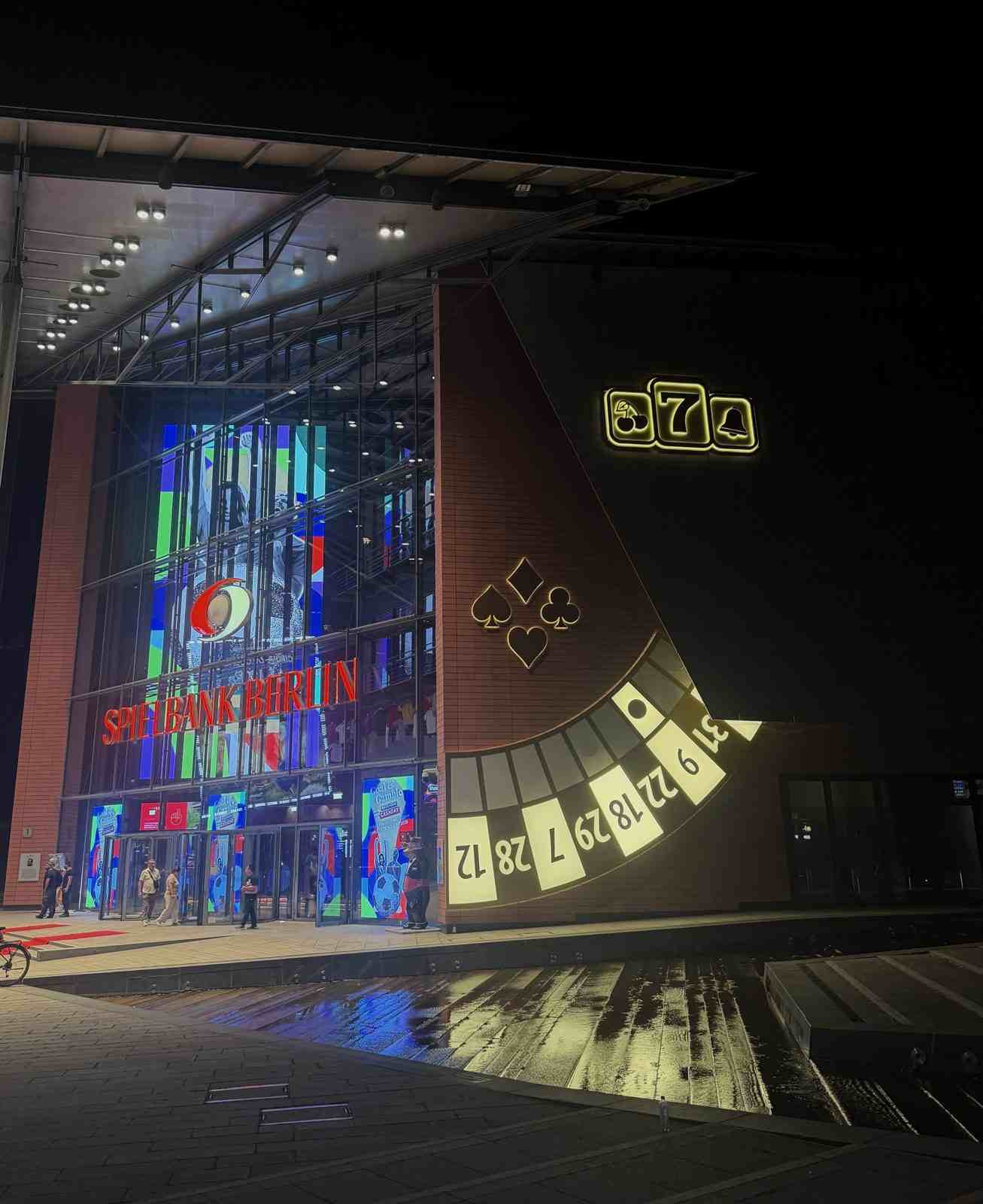 Beleuchtete Fassade des Casino am Potsdamer Platz bei Nacht