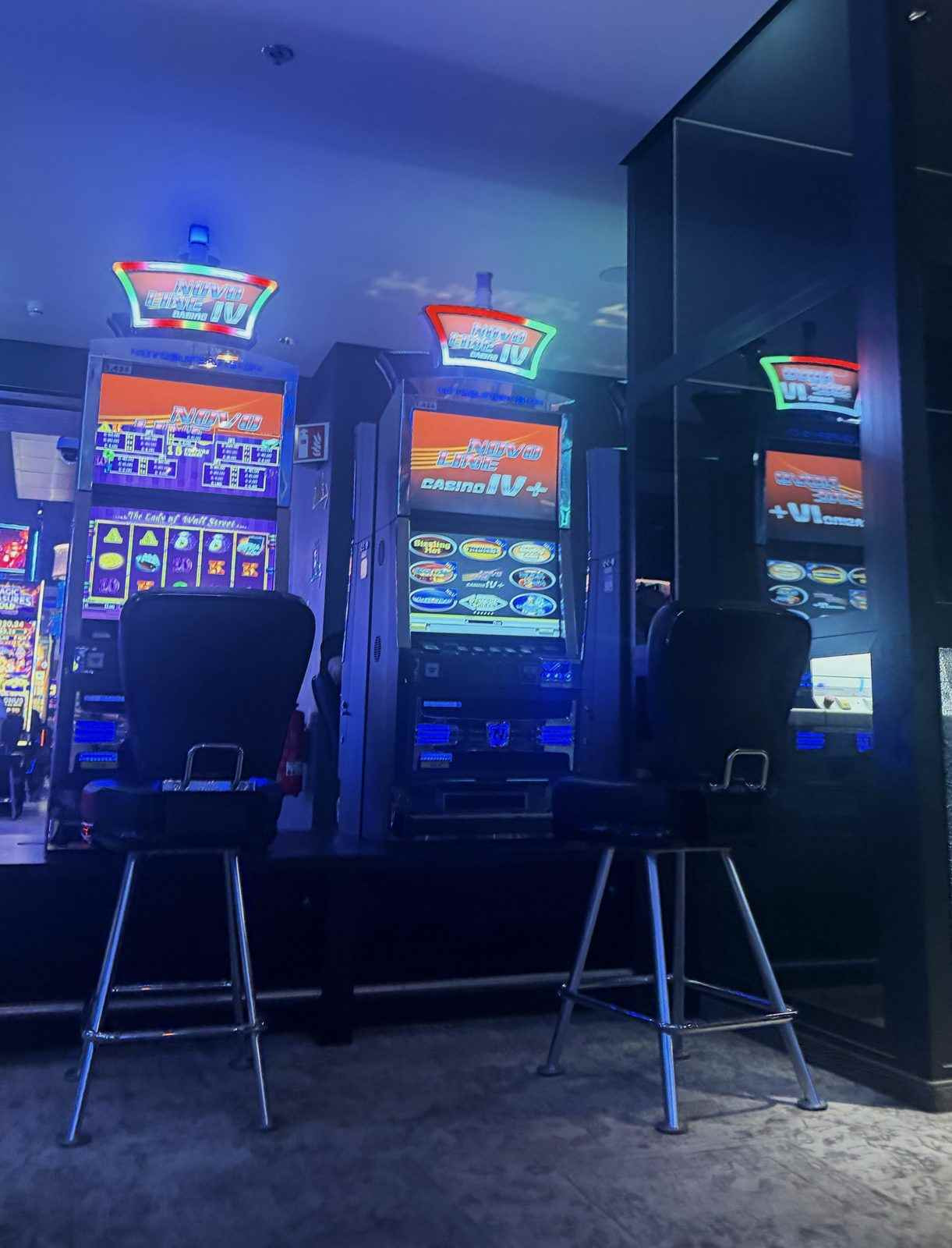 Reihe von Spielautomaten in der Spielbank Berlin am Potsdamer Platz