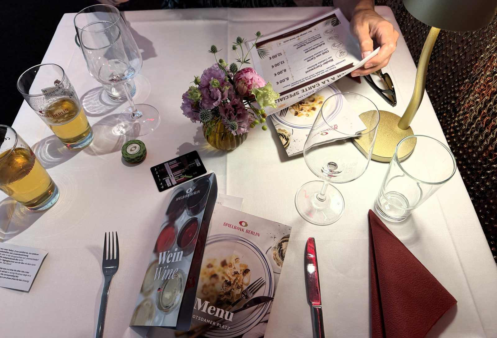 Gedeckter Tisch mit Menükarte im Restaurant der Spielbank Potsdamer Platz