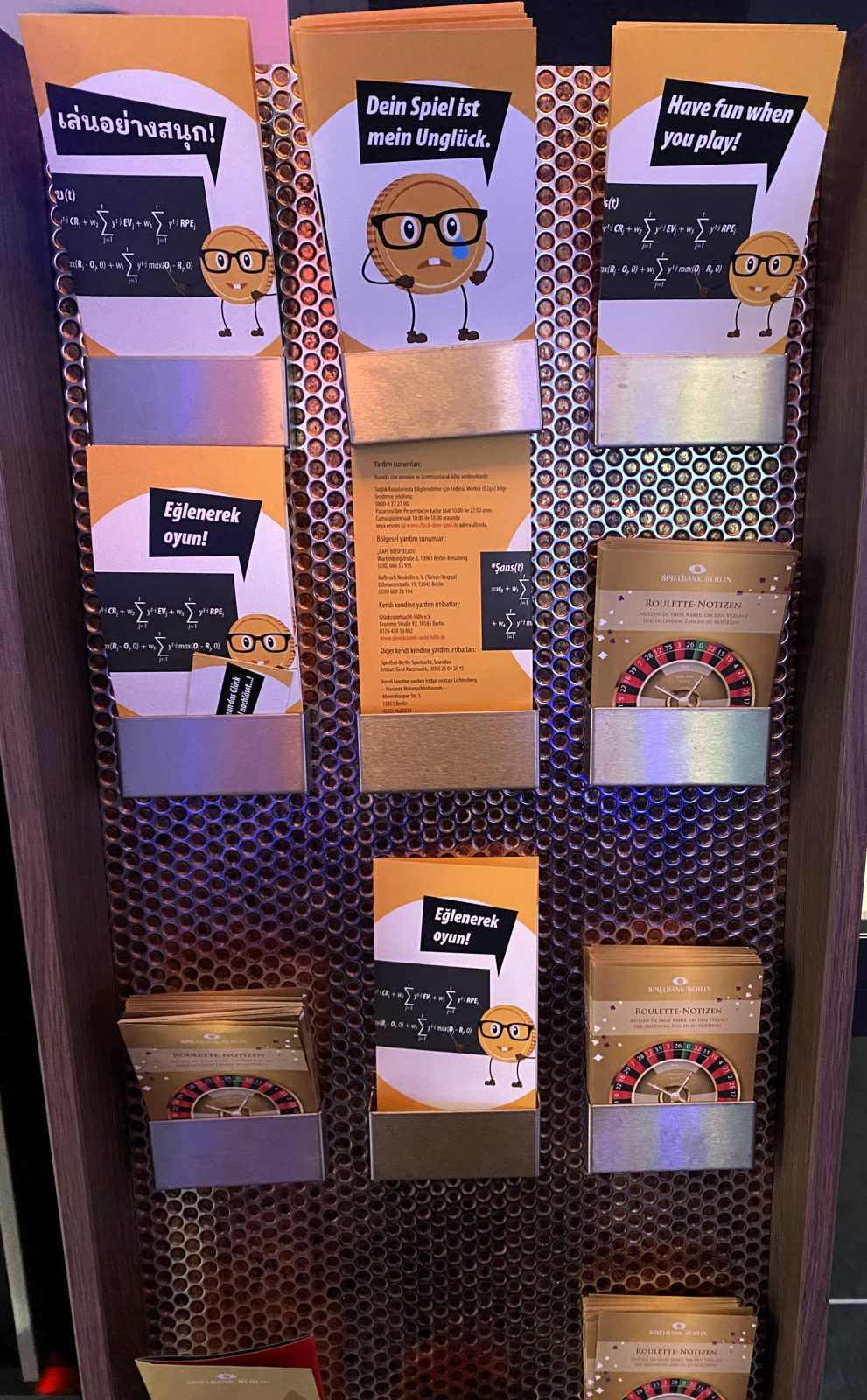 Infostand zum Spielerschutz mit Flyern in der Spielbank Berlin am Potsdamer Platz