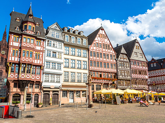 Der Blick auf Fachwerk-Häuser in einer Stadt in Hessen.