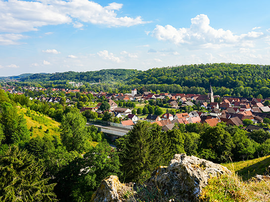 Die Landschaft Niedersachsens mit Wäldern, Feldern und einer kleinen Stadt.