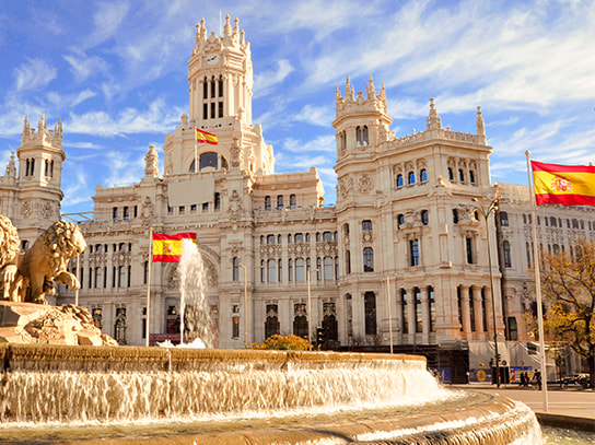 Der Plaza de Cibeles in Madrid mit dem berühmten Brunnen in der Mitte.